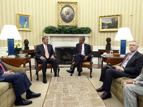 President Barack Obama ontvangt de politieke leiders in het Oval Office van het Witte Huis, van links naar rechts: Mitch McConnell, John Boehner, Barack Obama, Harry Reid en Nancy Pelosi.