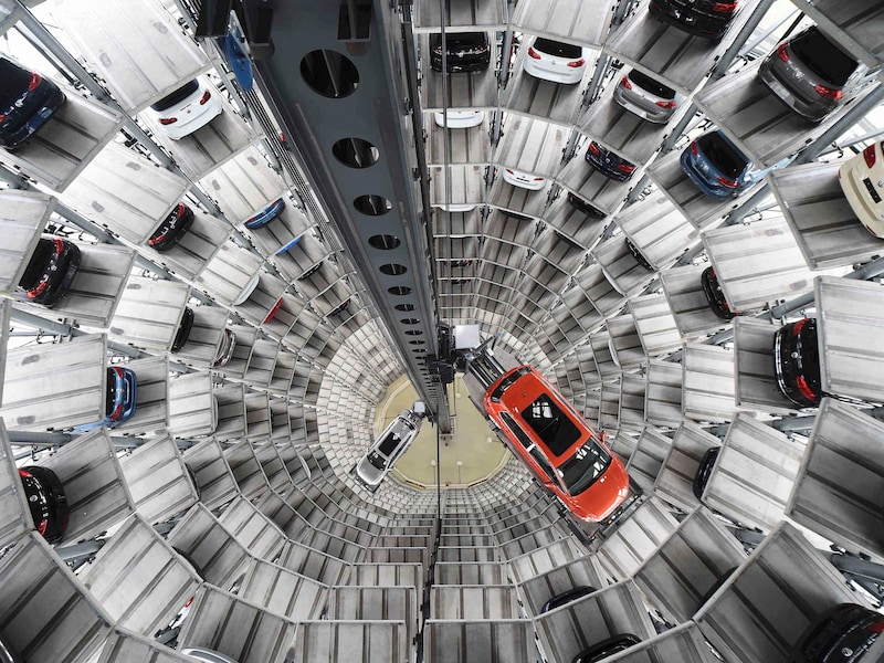 Nieuwe Volkswagen-modellen worden in een levertoren geladen.