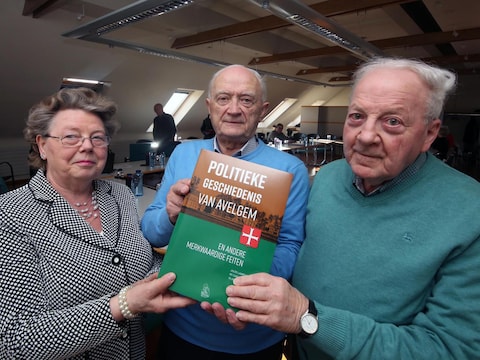 Jules Lampole (midden) bij de voorstelling van het boek Politieke geschiedenis van Avelgem.