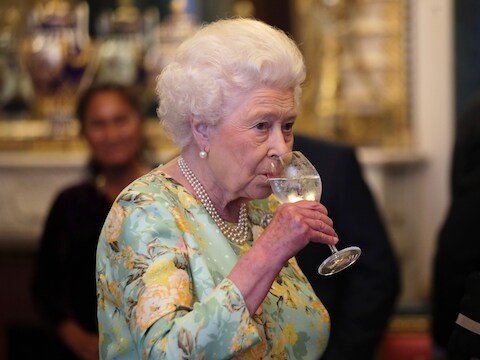 Op haar 91ste houdt de Queen een toch flink regime van vier drankjes per dag aan.
