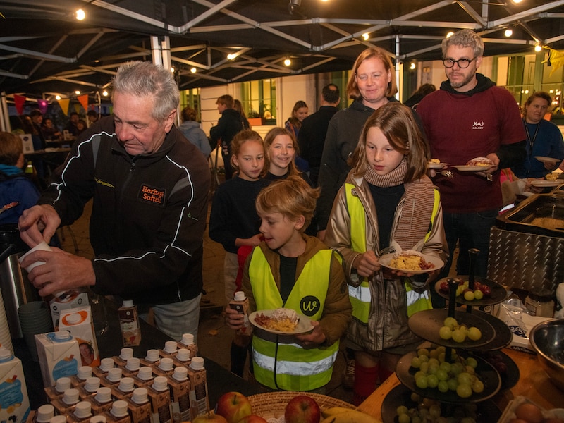 Archiefbeeld ontbijt op Dag van de Jeugdbeweging in Laarne.