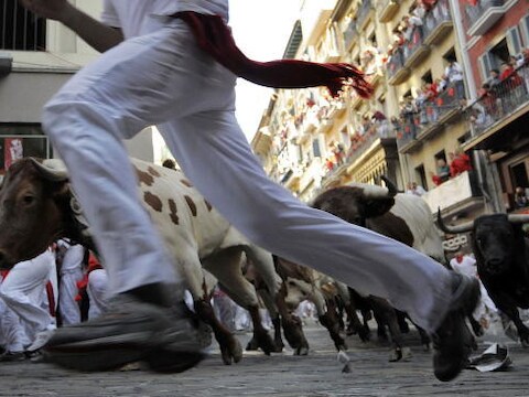 Stierenlopen, zoals hier in Pamplona, maken deel uit van een aantal Spaanse festivals.