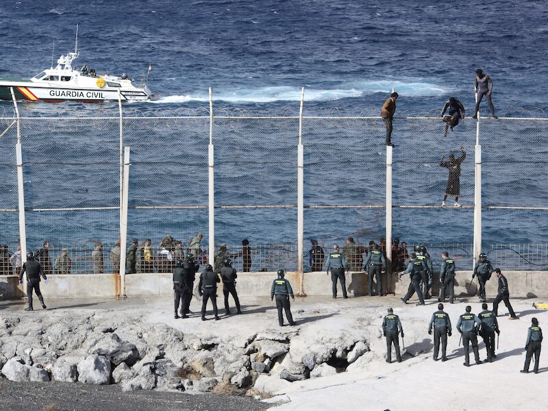 Migranten proberen de Spaanse enclave Ceuta te bereiken voor de kust van Marokko.