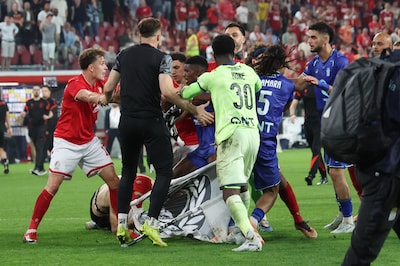 Poppen aan het dansen nadat Charleroi Standard uit Europese barrages houdt: Standard-fan pikt vlag van Charleroi, ook Wilmots en Frutos moeien zich