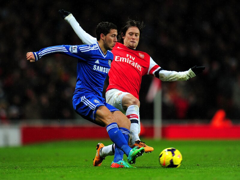Rosicky zet een tackle in op Hazard.