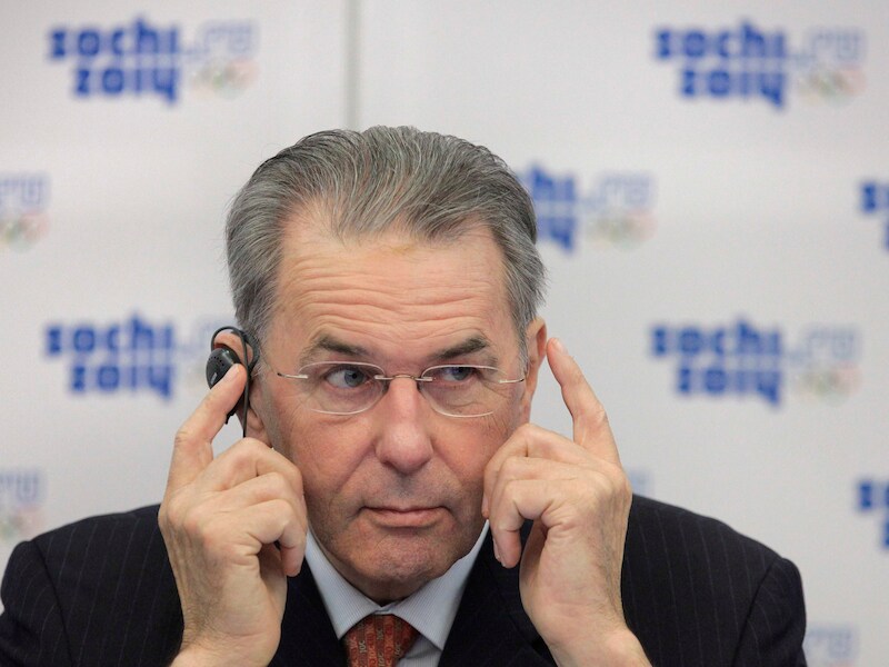 IOC-voorzitter Jacques Rogge tijdens een persconferentie in Sochi (archieffoto)