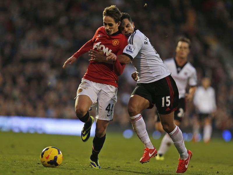 Januzaj, hier in duel met Richardson, kreeg het hard te verduren in de partij tegen Fulham.