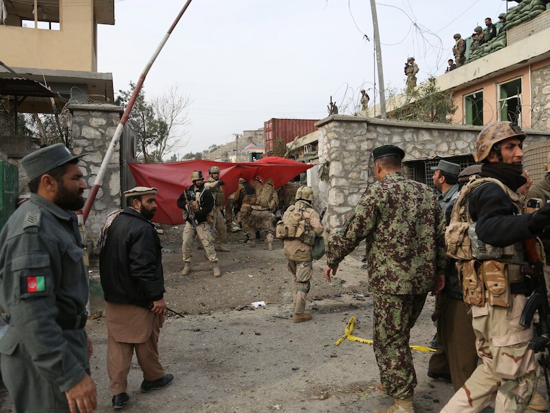 Afghaanse militairen bij een plek waar vrijdag een zelfmoordaanslag werd gepleegd in Sarobi, in de provincie Kabul.