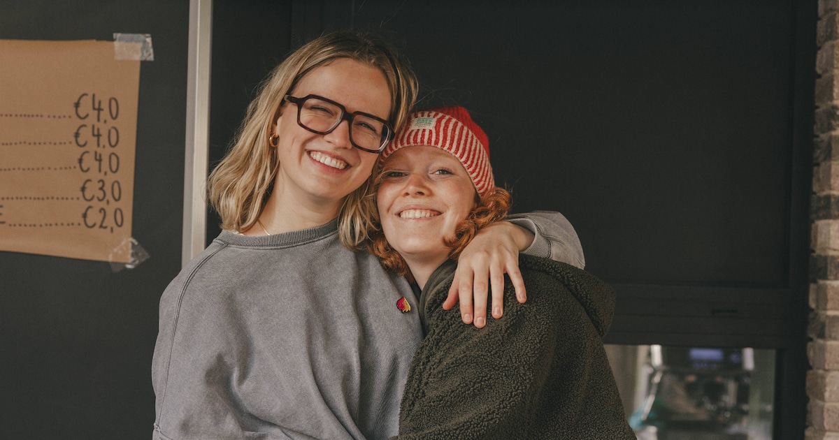 Evelien (27) en Sofie (26) vlammen voor wie onzichtbaar ziek is met hun Vlambar: “Het gevoel dat iem