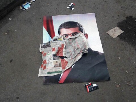 Een poster van de verdreven president Mursi.