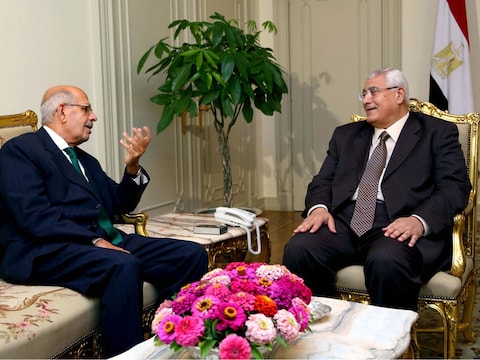 Mohamed ElBaradei (links) in gesprek met Adli Mansour, afgelopen zaterdag.