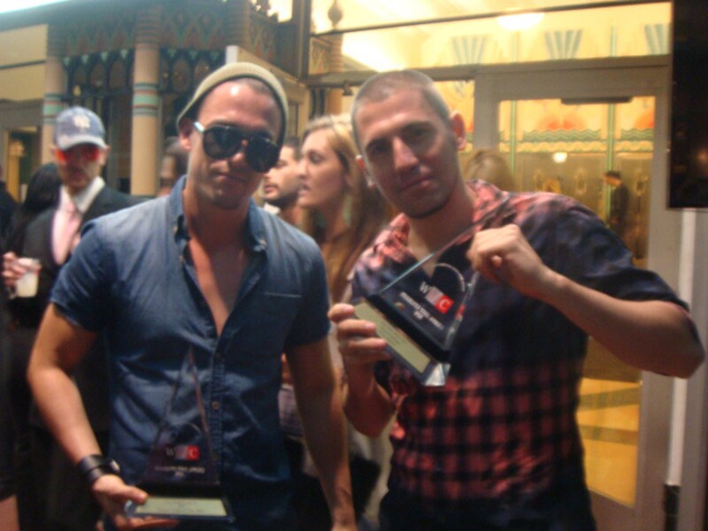 Dimitri Vegas (r) en Like Mike met de twee gewonnen Belgische awards in Miami.