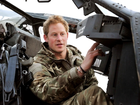Prins Harry in zijn Apachehelikopter.