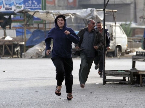 Mensen maken zich uit de voeten vanwege sluipschutters die actief zijn in het Libanese Tripoli.