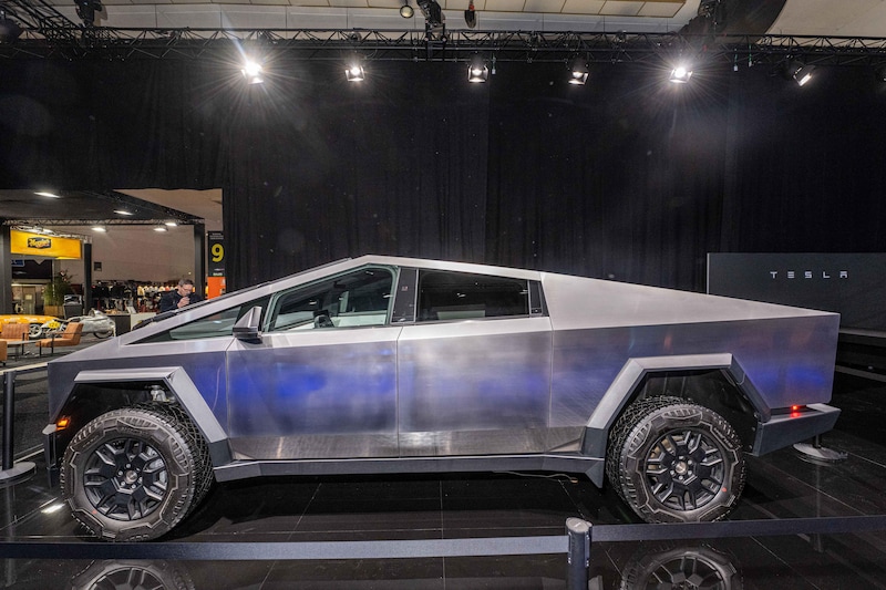 Een tentoongestelde Tesla Cybertruck op het Autosalon in Brussel.