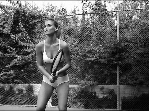 Model Bar Refaeli showt haar eigen ondergoedlijn.
