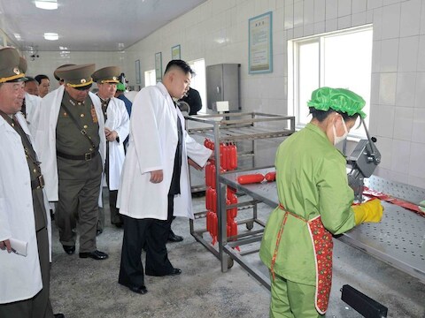 De Noord-Koreaanse leider Kim Jong-un legde maandag een bezoek af aan een varkensfokkerij.