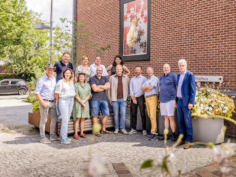 Het stadsbestuur samen met vertegenwoordigers van de betrokken schoolbesturen
