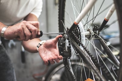 Man monteert gaspedaal op fiets en vlamt politie met 50 kilo