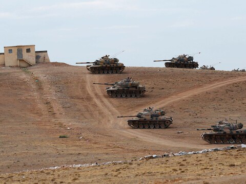 Turkse tanks wachten aan de Syrische grens op toestemming om over te steken.