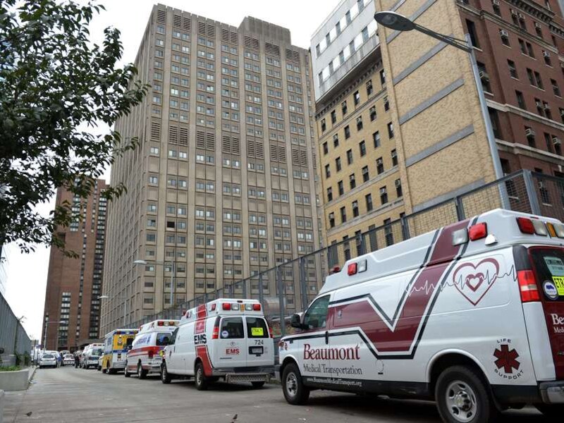 Een rij ambulances staat aan te schuiven om de 500 patiënten van het ziekenhuis te evacueren.
