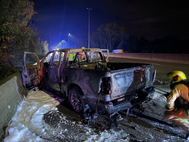 De wagen brandde volledig uit