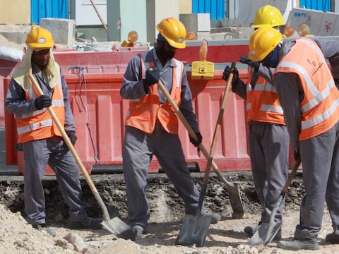 Arbeiders aan het werk op een bouwwerf in Doha.