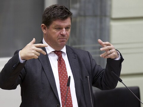 Bart Tommelein werd al lachend gepolst door Bart De Wever, zegt hij zelf.