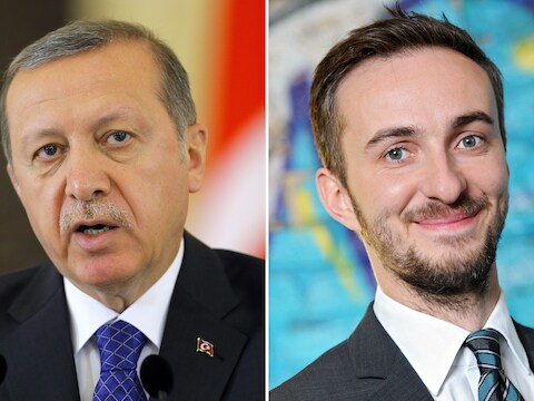 De Turkse president Erdogan heeft ten persoonlijke titel een klacht ingediend nadat de Duitse komiek en tv-figuur Jan Böhmermann Erdogan had geschoffeerd in een satirisch gedicht.
