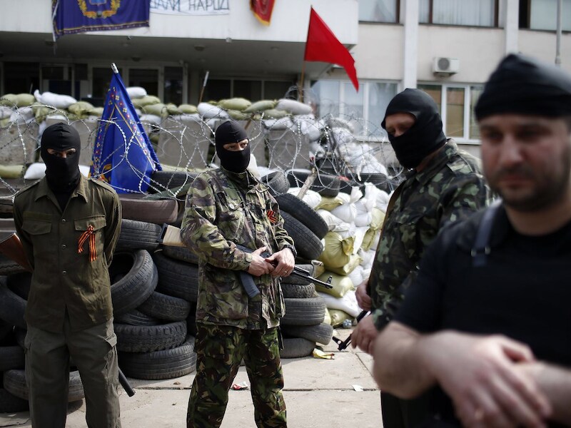 Pro-Russische separatisten voor het stadhuis in Marioepol, dat nu in handen is van Oekraïense troepen.