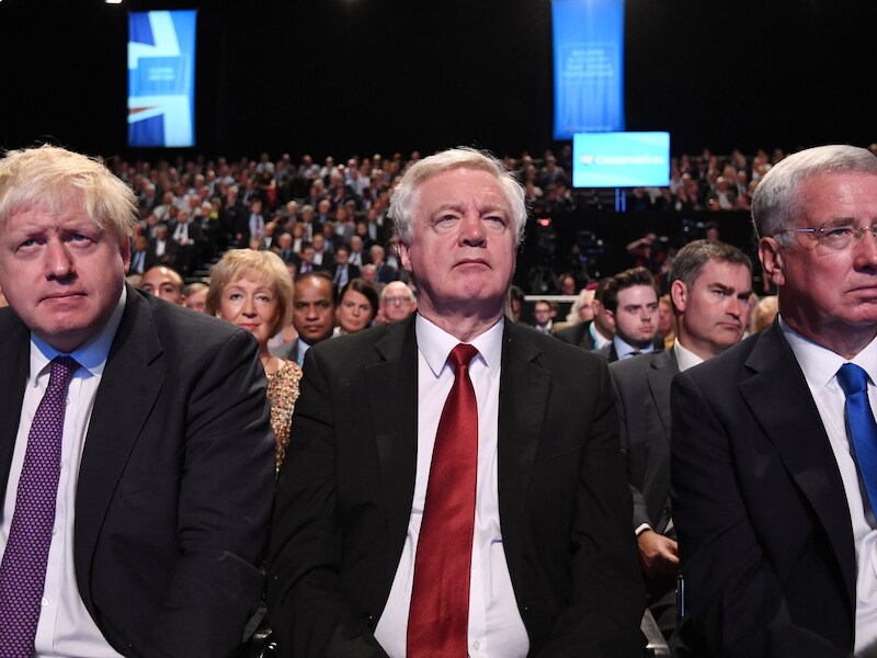 De Britse minister van Buitenlandse Zaken Boris Johnson, 'brexitminister' David Davis en minister van Defensie Michael Fallon tijdens de rampspeech van May op het partijcongres van de Tories op 4 oktober.