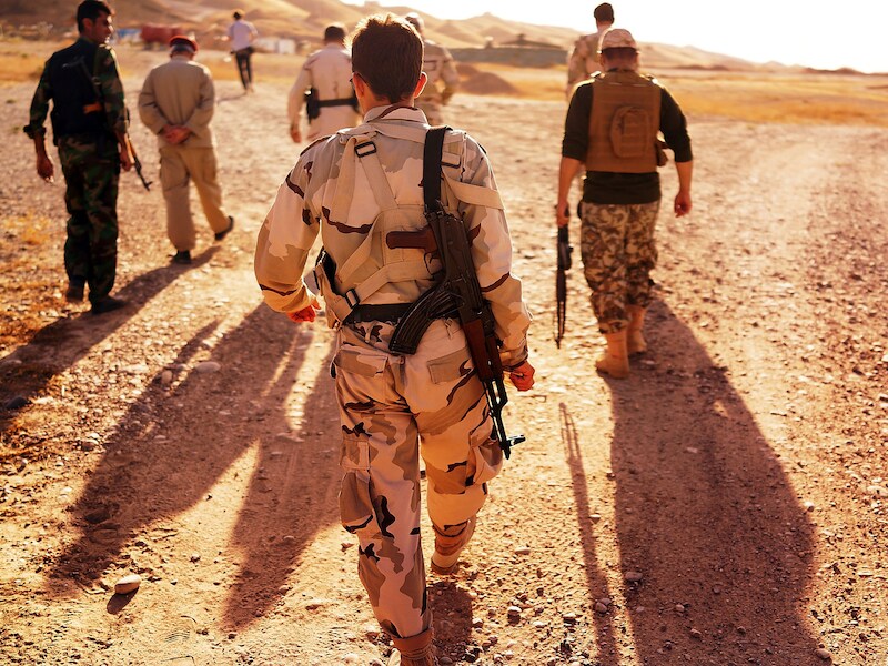 Koerdische soldaten aan de rand van Kirkuk, een olie-rijke Iraakse stad.