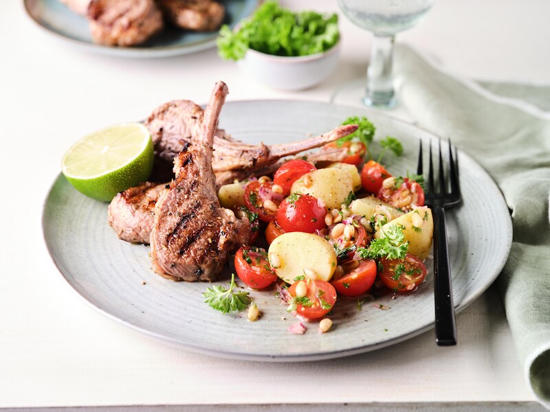 Grillen maar! Deze lamskoteletjes tillen je bbq naar een hoger niveau 