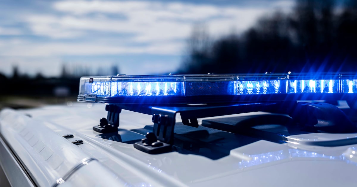 Zware klap: Jonge bromfietser crasht tegen geparkeerde auto in Snellegem en naar ziekenhuis