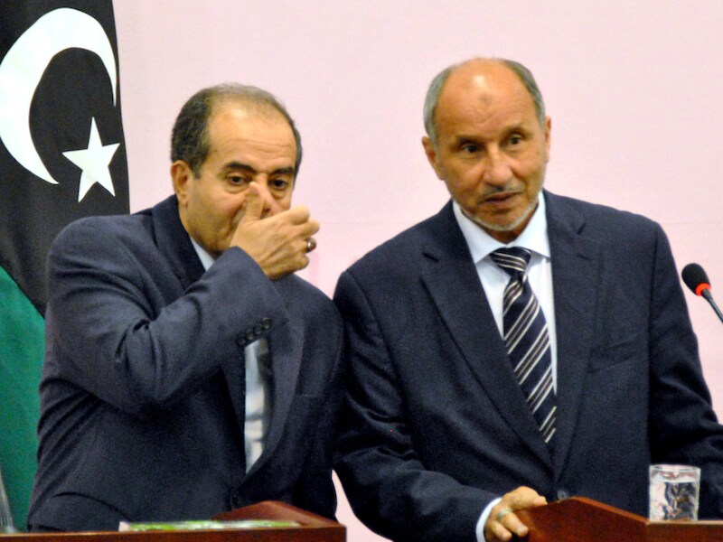 Mustafa Abdul Jalil (links) kondigde de oprichting van een nieuw, voorlopig bestuursorgaan aan, waarin Mahmud Jibril premier en minister van Buitenlandse Zaken blijft.