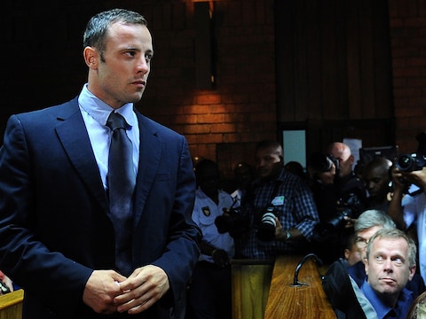 Oscar Pistorius wordt beschuldigd van moord, hij werd op borgtocht vrijgelaten.