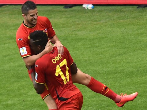 Divock Origi viert zijn late treffer met andere invaller Kevin Mirallas.