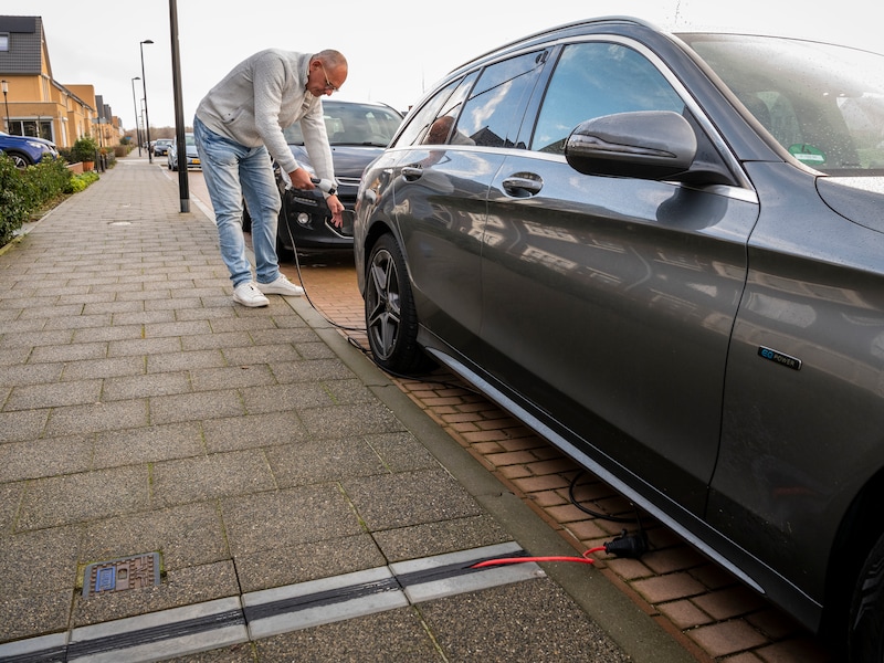 Piet Koopman met zijn kabelgoot die hij heeft aangelegd voor de kabel van zijn elektrische auto