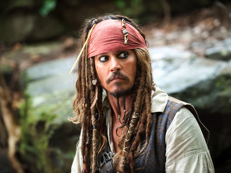 Johnny Depp als Captain Jack Sparrow;