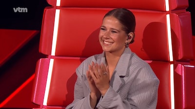 Daar is ze: na spoedoperatie is Laura Tesoro toch aanwezig bij finale ‘The Voice’