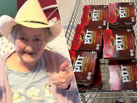 Begrafenisondernemer Kirsty Sailes kocht de volledige voorraad instantnoedels van de lokale supermarkt voor de begrafenis van  Sandra Burnell uit Wales (links op de foto).