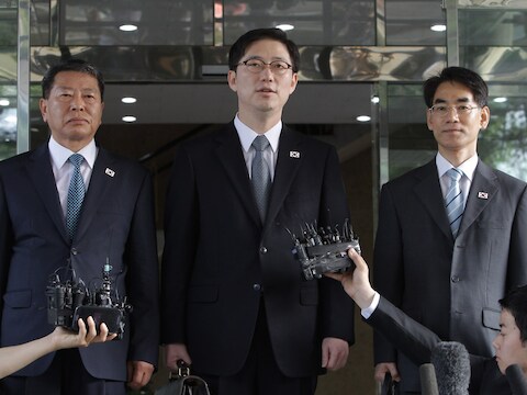 Chun Hae-Sung (midden), het hoofd van de Zuid-Koreaanse delegatie, met Kwon Young-Yang (links) en Kang Jong-Won, vlak voor hun vertrek naar het overleg met de delegatie van Noord-Korea.