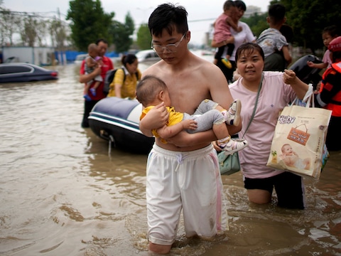 Er zijn zware overstromingen in de Chinese grootstad Zhengzhou.