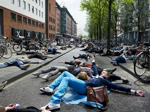 Kunststudenten voeren een flashmob uit op het plein voor de Theaterschool in Amsterdam, uit protest tegen de bezuinigingen.