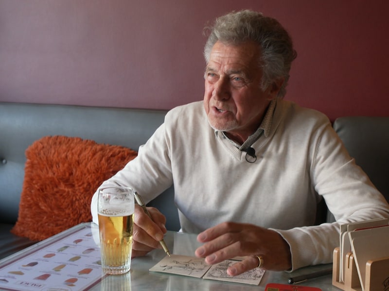 KIJK. 81-jarige Ignace uit Deinze maakt prachtige tekeningen op ... bierviltjes: "Ik teken altijd terwijl mensen bezig zijn"