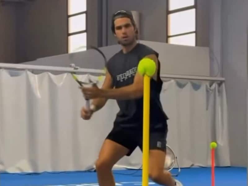 Zwaaien met racket zonder snaren: Carlos Alcaraz traint na polsblessure voorzichtig voor terugkeer half augustus