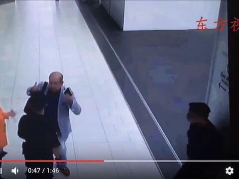Op de beelden is onder meer te zien hoe Kim Jong-nam tegenover agenten met gebaren duidelijk lijkt te maken dat er iets in zijn gezicht is gespoten. Volgens de politie klaagde hij over duizeligheid.