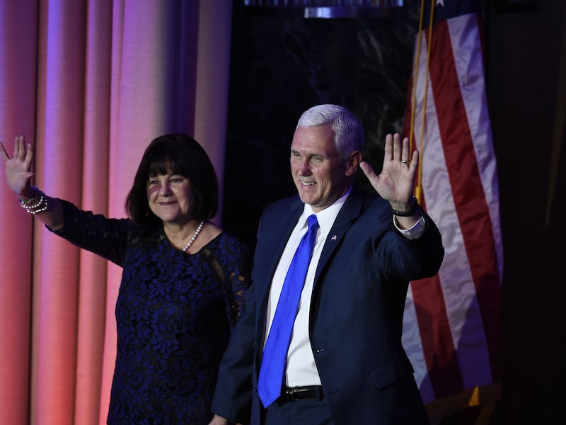 Mike Pence en zijn echtgenote Karen, bij de overwinningstoespraak van Donald Trump in New York.