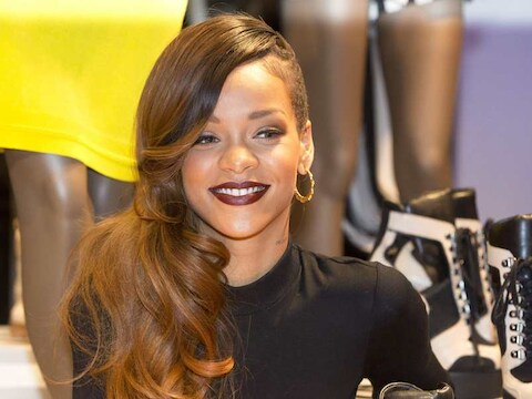 De ene kant van Rihanna is al bijgegroeid, de andere nog niet.