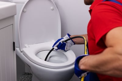 FOD Economie waarschuwt weer voor malafide ontstoppingsdiensten: “Duizenden euro’s voor pakweg ontstoppen van toilet”